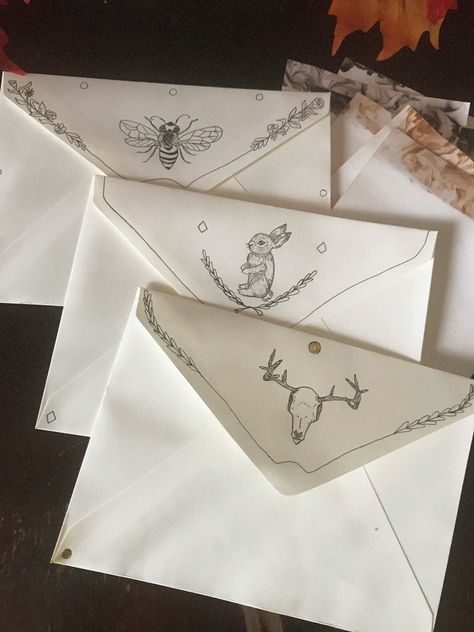 - customizing my stationary for all my pen pals :) Doodles For Envelopes, Cool Envelope Design, Cute Envolpes Designs, Drawing On Envelopes, Envelope Art Simple, Envelope Art Drawing, Envelope Art Ideas, Penpal Envelope, Fancy Envelopes