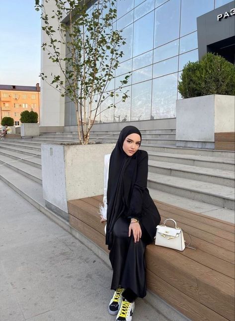 Russian Hijab, Studying Desk, Hijab Fall Outfits, Halal Couple, Girl Boss Outfit, Aesthetic Hijab, Muslimah Style, Veiled Woman, Luxury Lifestyle Girly