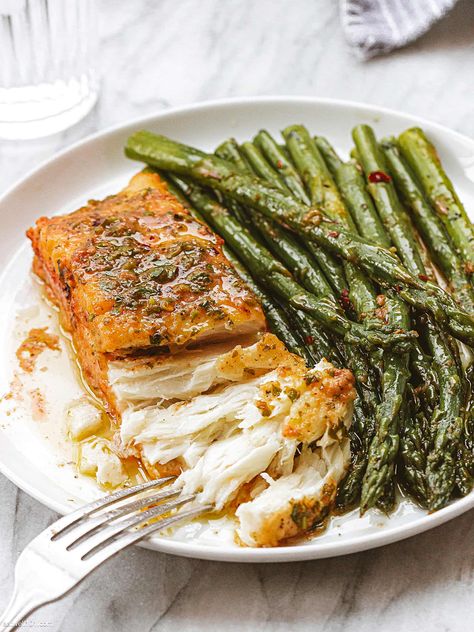 Pan-Seared Halibut with Browned Butter - #eatwell101 #halibut #fish #recipe - Pan-seared halibut fillets, asparagus, and brown butter sauce create a healthy, tasty dinner full of rich flavors. The perfect fish dish for your meal rotation! - #recipe by #eatwell101® Fish Asparagus Dinner, Brown Butter Fish, Halibut Pan Seared, Halibut Fillet Recipes, Pan Seared Halibut Recipes, Sauteed Fish, Seared Halibut, White Wine Butter Sauce, Roasted Halibut