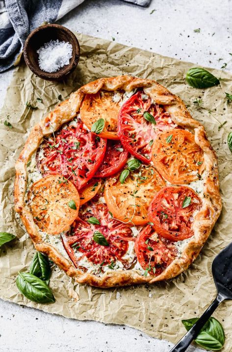 Tomato Galette, Tomato Tart Recipe, Store Bought Pie Crust, Galette Recipe, Savory Pies, Tomato Tart, Tomato Pie, Homemade Pie Crusts, Juicy Tomatoes