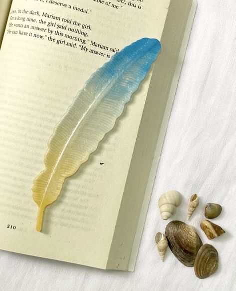 Feather Resin, Resin Bookmarks, Feather Bookmark, Resin Coaster, Resin Charms, Beach Theme, Art Business, Craft Diy, Album Photo