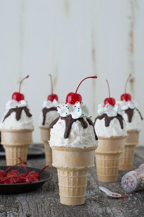 Ice Cream Cone Cupcakes - cupcakes that look like ice cream cones! This would be a fun treat or prank idea! Cupcake Ice Cream Cones, Cone Cupcakes, Cupcake Ice Cream, Ice Cream Cone Cupcakes, Cupcake Cones, Ice Cream Sundaes, Ice Cream Birthday, Bridal Shower Brunch, Fake Bake