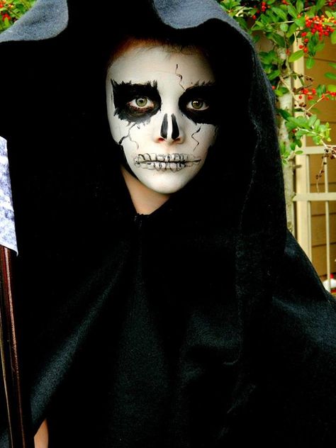 Skull make up Grimm reaper Reaper Makeup, Fairytale Halloween, Zombie Make Up, Halloween Reaper, Halloween Makeup For Kids, Horror High, Reaper Costume, Grim Reaper Halloween, Halloween Makeup Costumes