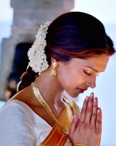 Jasmine In Hair, Deepika Mastani, Ponniyan Selvan, Bollywood Day, Deepika Padukone Saree, Deepika Padukone And Ranveer Singh, Indian Goddesses, Deeksha Seth, Namaste India