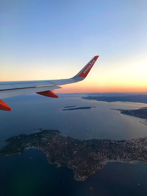 Lot Francja Zachód Słońca Sunset Plane Pics, Easy Jet, Airplane Wallpaper, Evening Sunset, Holiday Places, Jet Plane, Flight Attendant, Sky Aesthetic, Airplane View