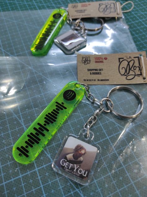 Spotify Keychain, Diy Resin Keychain, Chakra Health, Music Spotify, Craft Design, Small Business Ideas, The Weeknd, Arctic Monkeys, Resin Diy