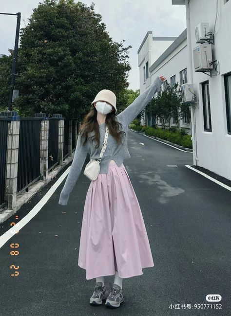 Uniqlo Summer Outfit, Japanese Long Skirt Outfit, Pink And Blue Outfit, Long Pink Skirt, Blue Skirt Outfits, Modest Girly Outfits, Maxi Skirt Outfit, Minimalistic Outfits, Long Skirt Outfits