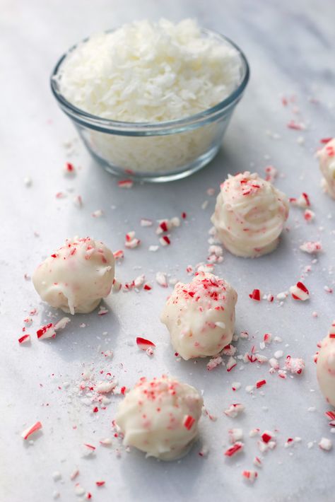 Coconut Candy Cane Truffles Peppermint Truffles, Oreo Cookie Balls, Peppermint Cake, Peppermint Fudge, Dessert Christmas, Truffles Recipe, Oreo Truffles, Truffle Recipe, Cake Truffles