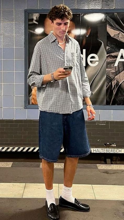 Men Muscular, Shoelace Belt, Boy Necklace, Subway Station, Pants Baggy, Skater Boy, Street Style Outfits Men, Street Fashion Men Streetwear, Men Stylish Dress