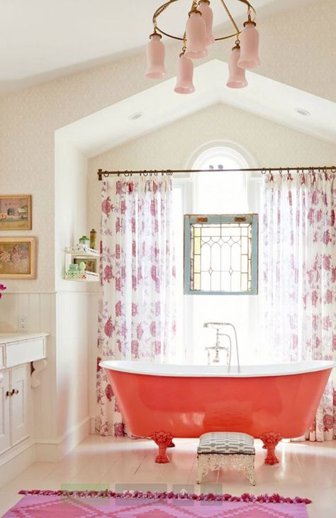 Color Bathtub, Colorful Bathrooms, Beach Style Bathroom, Shabby Chic Interior Design, Colorful Cottage, Storybook Cottage, Shabby Chic Interiors, Casa Vintage, Style Cottage