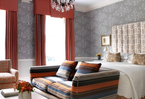 Image of a spacious bedroom with pattern wallpaper, sofa and curtains and a beautiful chandelier Kit Kemp Interiors, Cornice Window Treatments, Home Inspiration Bedroom, Animals Habitat, Boutique Hotel Design, Convent Garden, Sofa Fabrics, Firmdale Hotels, Cool Hotels