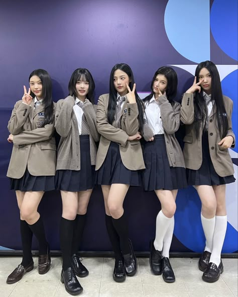 Ditto Inspired Outfits, Newjeans Outfits Stage, Kpop School Uniform, Kpop Uniform, Y2k Uniform, Newjeans Ot5, Kpop Costume, Preppy Vsco, School Uniform Outfits