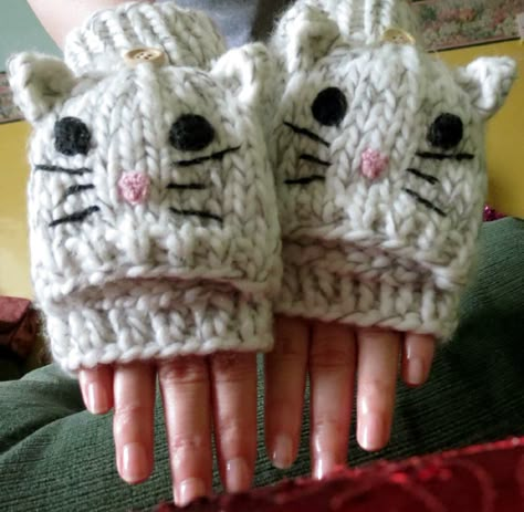 Kitten Mittens! Autumn Girl, Digital Closet, Fashion Organization, All Things Cute, Crochet Inspo, Cute Pics, Dream Clothes, Mochi, Cat Lady