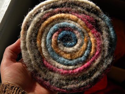 Felted Wool Trivet Diy, Wool Roving Crafts, Dry Felting Projects, Wool Trivet, Tovad Ull, Felted Bowls, Wool Felt Projects, Felted Wool Crafts, Wool Felting