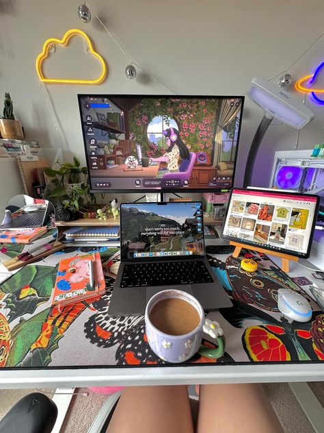 Animation Desk Setup, Artsy Desk Setup, Digital Artist Desk Setup, Digital Art Setup, Artist Desk Setup, Artsy Desk, Streaming Aesthetic, Artist Desk, Gamer Setup