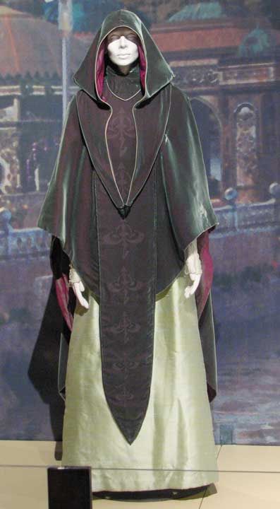 These jade and mint green cloaks, made of silk and velvet and shot through with red undertones, are worn by Queen Amidals handmaidens in the final scene of Star Wars Episode I: The Phantom Menace. Padme Amidala Handmaiden, Padme Handmaiden, Wizard Clothes, Amidala Star Wars, Star Wars Apparel, Fantasy Garb, Queen Amidala, Dark Vador, Star Wars Fashion