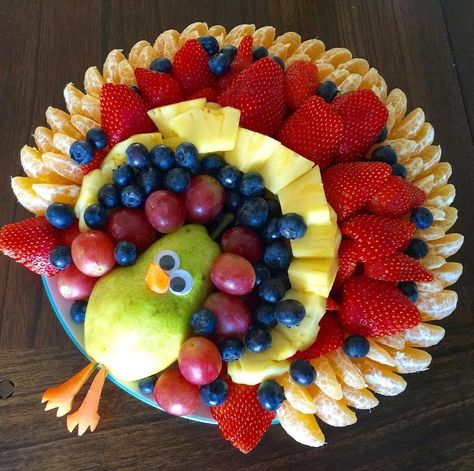 Thanksgiving Kid Recipes, Thanksgiving Veggie Tray, Turkey Fruit Platter, Turkey Fruit, Thanksgiving Veggies, Fruit Turkey, Adult Snacks, Thanksgiving Fruit, Fruit Appetizers