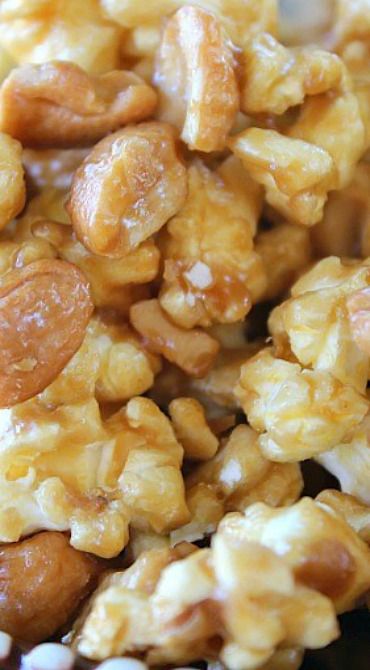 Flavored Popcorn Recipes, Popcorn Recipes Sweet, Popcorn Recipes Easy, Popcorn Balls, Popcorn Recipe, Snack Mixes, Flavored Popcorn, Snack Mix Recipes, Nut Recipes