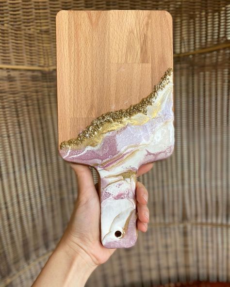 Resin Cheese Board Diy, Resin Cheese Board Ideas, Cheese Board Diy, Resin Cheese Board, Resin Charcuterie Board, Diy Resin Phone Case, Indigo Jewelry, Resin And Wood Diy, Epoxy Resin Table