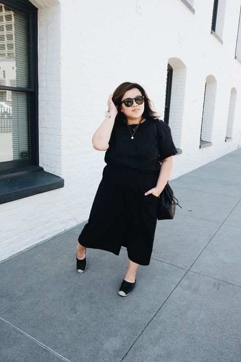 Minimalist Midsize Fashion, Minimalist Plus Size Fashion, Midsize Minimalist Fashion, Midsize Minimalist, Plus Size Minimalist Outfits, Plus Size All Black Outfit, Minimalist Uniform, Minimalist Plus Size, Plus Size Minimalist Wardrobe