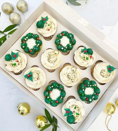 7. Green Wreath Christmas Cupcakes Christmas is getting closer, the most wonderful time of the year that we are waiting for. So if you’re... Xmas Cupcake Ideas, Simple Christmas Cupcakes, White Christmas Cupcakes, Rodeo Cookies, Cupcakes For Thanksgiving, Christmas Themed Cupcakes, Cupcake Icing Designs, Decorative Baking, Xmas Cupcakes