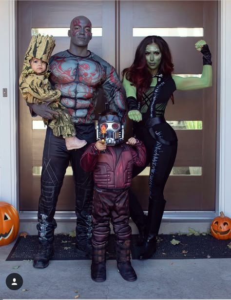 11 Best Group Halloween Costumes for Families! #halloween #halloweencostumes Halloween Costumes For Families, Fantasias Toy Story, Celebrity Couple Costumes, Matching Family Halloween Costumes, Diy Fantasia, Family Themed Halloween Costumes, Sibling Halloween Costumes, Best Group Halloween Costumes, Themed Halloween Costumes