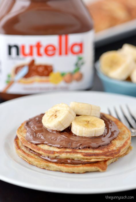 Switching out syrup with Nutella can make you fall in love with a classic breakfast all over again. Healthy Banana Pancakes Recipe, Homemade Banana Pancakes, Healthy Banana Pancakes, Nutella Breakfast, Low Carb Dairy Free, Family Friendly Breakfast, Nutella Pancakes, Breakfast Banana, Gunny Sack