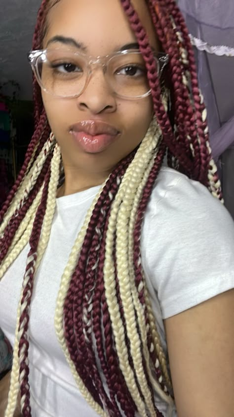 Burgundy And Blonde Peekaboo Braids, Red And Blonde Boho Braids, Red Braids With Blonde Highlights, Red And White Braids For Black Women, Burgundy Blonde Braids, Maroon And Blonde Braids, Red And Blonde Hair Color Braids, Red And Blonde Knotless, Blonde And Red Box Braids