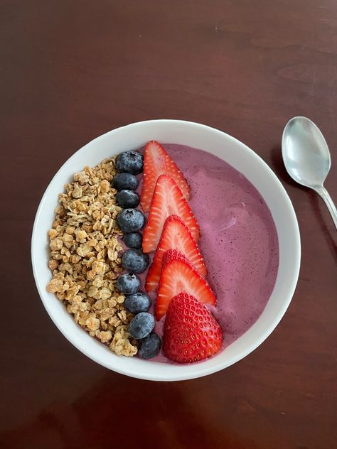 Berry Smoothie Bowl, Healthy Weight Gain Foods, Oat Bowls, Berry Yogurt, Breakfast Smoothie Bowl, Acai Bowls, Yogurt Milk, Smoothie Bowl Recipe, Healthy Food Motivation