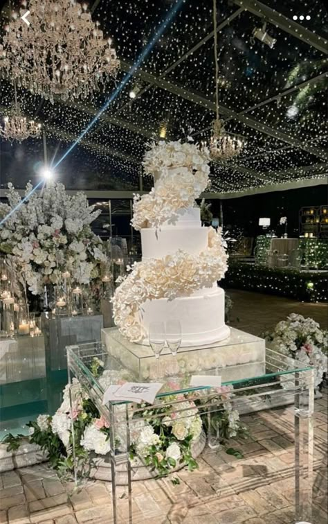 Extravagant Wedding Cakes, Dream Wedding Reception, Dream Wedding Cake, Extravagant Wedding, Arab Wedding, Dream Wedding Decorations, Dream Wedding Venues, Fancy Wedding, Dream Wedding Ideas Dresses