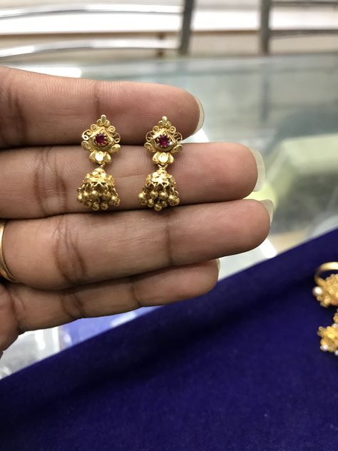 Small Jumki Gold, Small Gold Jumkhas, Small Buttas Ear Rings Gold, Gold Earrings Jhumka Designs, Small Jumki Designs, Ring Type Earrings Gold, Small Jumkas For Daily Use, Small Jhumkas Gold, Small Jhumki Earrings Gold