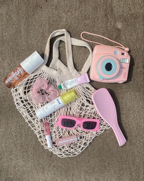 Summer Aesthetic 2024, Beach Bag Aesthetic, Summer Bag Essentials, Beach Bag Essentials, Everyday Bag Essentials, School Bag Essentials, Summer Items, Inside My Bag, Instagram Baddie