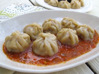 Nepali Momos (Steamed Dumplings) with Tomato Chutney Nepali Recipes, Nepali Cuisine, Nepali Momo, Ramadan Snacks, Dumpling Recipes, Nepalese Food, Dumpling Sauce, Veg Momos, Momos Recipe