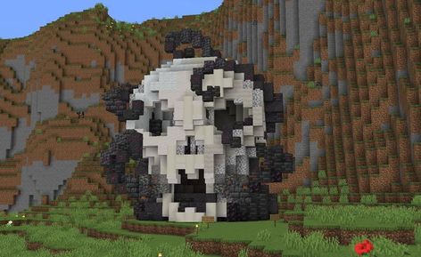 A Minecraft organic of a skull made of various white blocks in order to create a shading effect. Underneath the skull is an octopode blob with tentacles that reach around the skull and through its eye sockets. The tentacles are black with orange and red suckers. Minecraft Creatures Build, Minecraft Creature Build, Minecraft Bone Build, Minecraft Monster Build, Minecraft Horror Builds, Minecraft Skull Build, Minecraft Gothic Builds, Gothic Minecraft Builds, Goth Minecraft