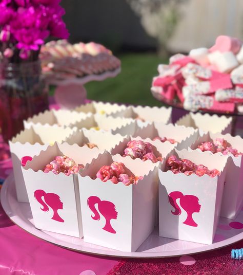 Barbie Princess Party, Barbie Cotton Candy, Birthday Theme Barbie, Barbie Party Candy Table, Barbie Theme Candy Apples, Birthday Buffet Ideas Food, Barbie Cake Pops, Barbie Birthday Party Food, Barbie Theme Souvenir