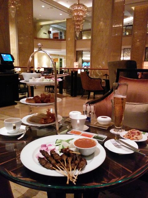 Lounge at the Shangri-La Hotel in Kuala Lumpur, Malaysia. 25 Birthday, Hotel Kuala Lumpur, Shangri La Hotel, Kuala Lumpur Malaysia, Shangri La, Places Around The World, Kuala Lumpur, Ig Story, Dinner Party