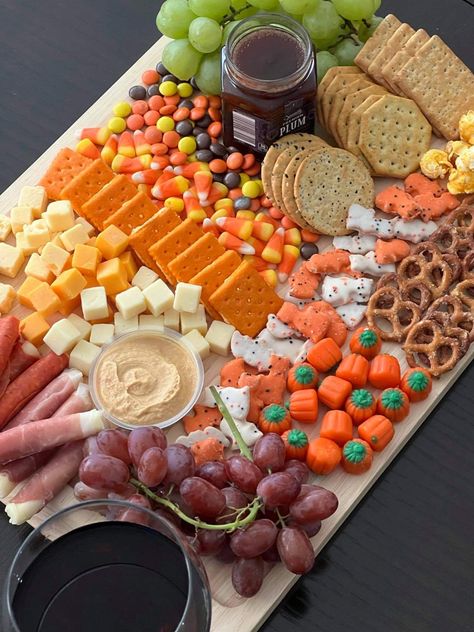 Friendsgiving Charcuterie Board Ideas, Halloween Charcuterie Cups, Orange Charcuterie Board, Charcuterie Board Halloween, Thanksgiving Platter, Spooky Dinner, Friendsgiving Dinner Party, Thanksgiving Snacks, Birthday Snacks