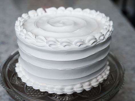 White Cake Simple, Cake Simple Decoration, Vow Ideas, Italian Wedding Cakes, White Cakes, Simple Decoration, Dessert Gifts, Simple Cake Designs, Dessert Toppings