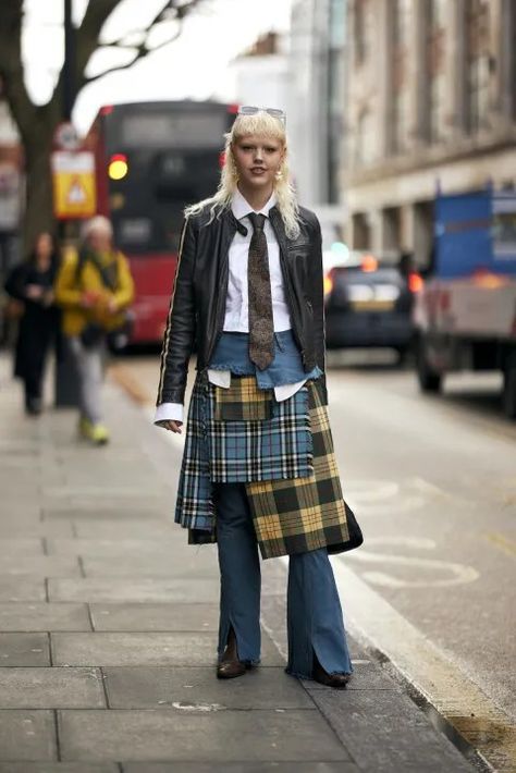 London Punk Fashion, London Street Style Winter, Tartan Outfit, Eclectic Outfits, Punk Street Style, Tartan Fashion, Kilt Outfits, Nyc Fashion Week, London Fashion Week Street Style