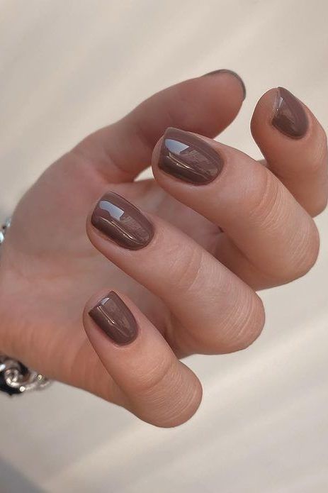 Fall Nails 2023 Gel Short, Mocha Nails Short, Spring Brown Nails, Shellac Brown Nails, Gel Nails Ideas Short Fall 2023, Sns Nails Brown, Squoval Brown Nails, Short Square Nail Colors, Cool Tone Brown Nails