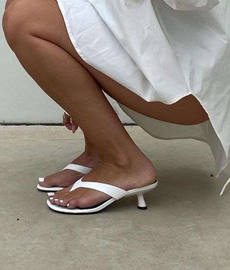 Aesthetic style on Instagram: “@therapyshoes” Flip Flop Outfits, Extra Fits, Flip Flop Heels, Sandals Feet, Kitten Heels Outfit, Heels Aesthetic, Heeled Flip Flops, White Flip Flops, Heels Outfits