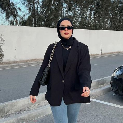 Hijabi Black Blazer Outfit, Black Blazer Outfit Hijab, Blazer Outfits Hijab, Oversized Blazer Outfit, Black Blazer Outfit, Blazer Outfit, Hijabi Outfits, Black B, Outfit Hijab