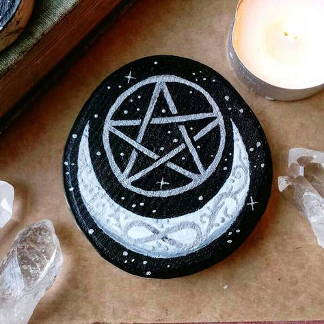 Traveling Altar, Painting Goddess, Crafts Fall, Paint Inspo, Witch Garden, Rock Painting Ideas, Pagan Art, Witchy Crafts, Spiritual Decor