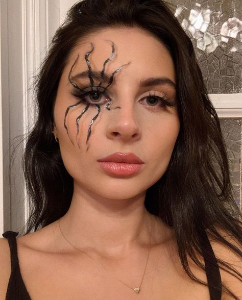 𝕸𝖆𝖌𝖉𝖆𝖑𝖊𝖓𝖆 𝕲𝖔́𝖗𝖘𝖐𝖆🦋 on Instagram: “BLACK WIDOW🕷 #halloween #halloweenmakeup #makeup #spider #spidermakeup #blackwidow” Spider Look Makeup, Halloween Spider Makeup Looks, Spider Glam Makeup, Spider Sfx Makeup, Goth Makeup Spiderweb, Spider Makeup, Black Widow, Halloween Makeup, Halloween Face