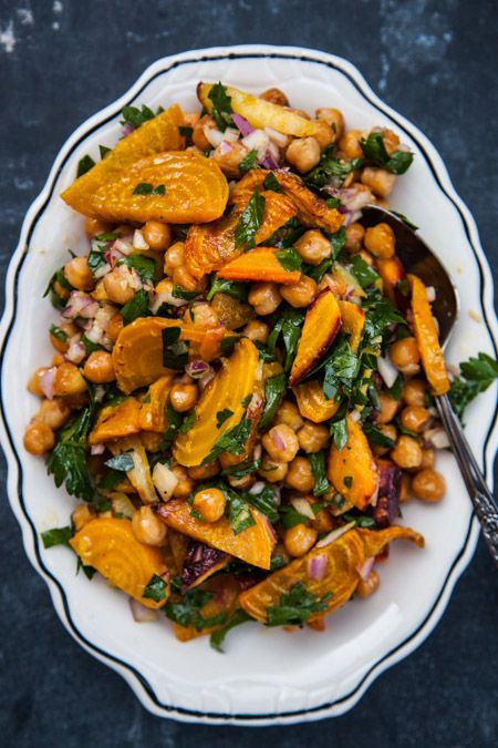 This might turn into my new fave meal: Chickpeas with Roasted Golden Beets and Carrots Beets And Carrots, Roasted Golden Beets, Resep Salad, Golden Beets, Roasted Beets, Chickpea Salad, Veggie Dishes, Chickpeas, Vegetarian Dishes