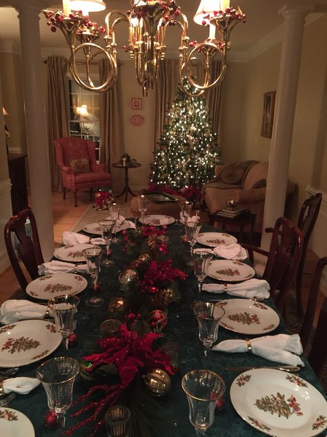 Christmas Buffet On Kitchen Island, Christmas Dinner Aesthetic Table, Dinner Party Thanksgiving, Christmas Decor Ideas For Dining Table, Christmas Table Aesthetic, Xmas Table Settings, Old Christmas Decorations, Family Christmas Dinner, Christmas Dreaming