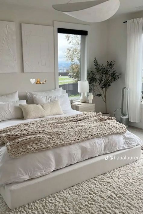 Modern Couples Bedroom, Low Profile Bedroom Ideas, Simplistic Bedroom Aesthetic, Vanilla Room Aesthetic, Apartment Bedroom Ideas For Women, Minimalist Cozy Bedroom, Modern Cozy Bedroom Neutral, Clean Girl Bedroom, Neutral Room Decor