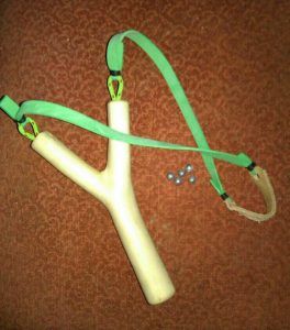 Homemade Slingshot, Diy Hunting, Diy Slingshot, Workout Bands, Small Games, Tin Cans, How To Make Diy, How To Make Homemade, Diy Homemade