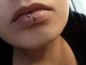 Labret Hoop, Labret Piercing, Skin Art, Be Different, Nostril Hoop Ring, Body Jewelry, Piercings, Jewelry Watches, Nose Ring