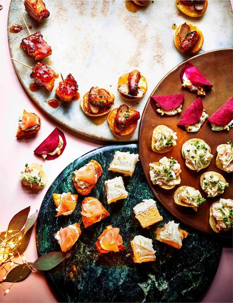 Dinner Party Nibbles, Nibbles Ideas, Sweet Puff Pastry Recipes, Vegetarian Canapes, Christmas Party Finger Foods, Christmas Nibbles, Easy Canapes, Christmas Canapes, Vegan Pulled Pork